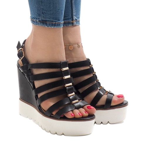 Schwarze Sandalen auf der MC-12-Plattform 1