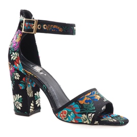 Schwarze Sandalen am Pfosten 77-14 1