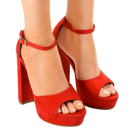 Rote Sandalen am D08-Pfosten 1