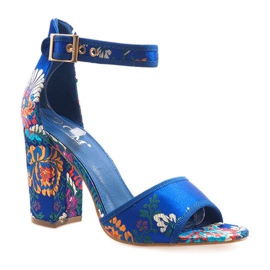 Blaue Sandalen am Pfosten 77-14 1