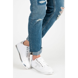 Weiße Turnschuhe mit einem Hologramm 2