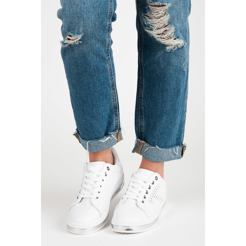 Weiße Turnschuhe mit einem Hologramm 1