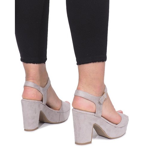 Graue Sandalen von der Boiset Post 1