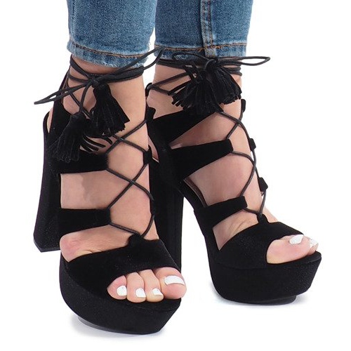 Schwarze Sandalen auf einem One Love Veloursposten 1