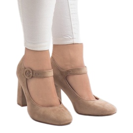 Beige Pumpen an der M083-Säule 2