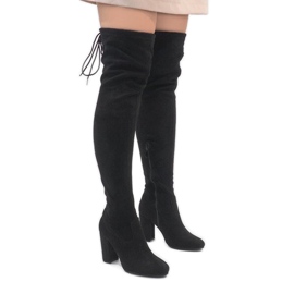 Schwarze Wildlederstiefel am ZH811 Pfosten 1