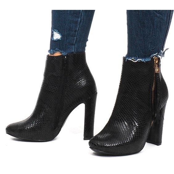 Schwarze Booties auf einer Schlangenstange 1