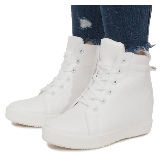 Klassische weiße Turnschuhe 1