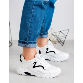 SHELOVET Sportschuhe zum Schnüren weiß 2