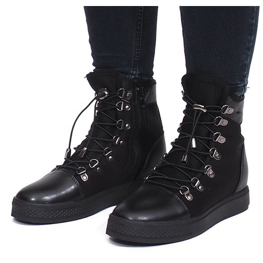 Schwarze Sneakers mit durchbrochenem Keilabsatz von Mathilde 1