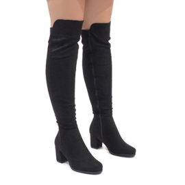 Schwarze Wildlederstiefel am H306-Pfosten 1