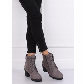 Graue Stiefel auf dem Protektor W358 Grau 1