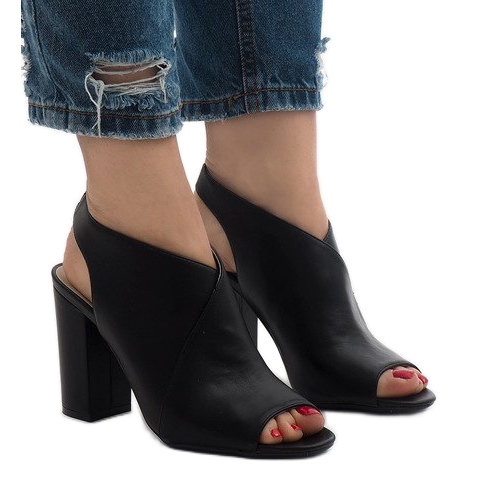 Schwarze Stiefel offen am Pfosten 0280-86 1