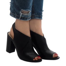 Schwarze Stiefel offen am Pfosten 0280-86 2