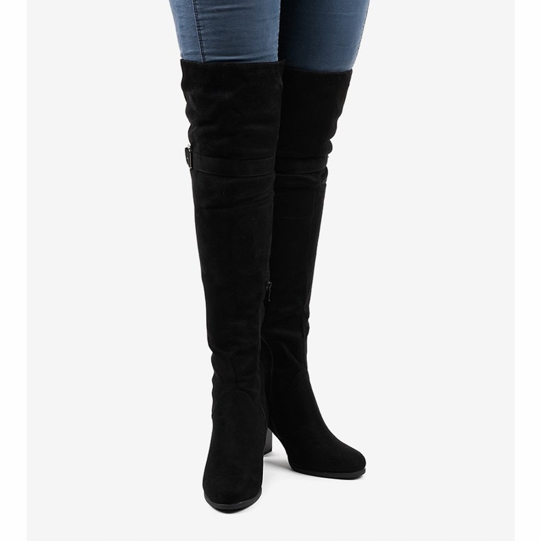 Schwarze Wildlederstiefel am isolierten R18-17-Pfosten 2