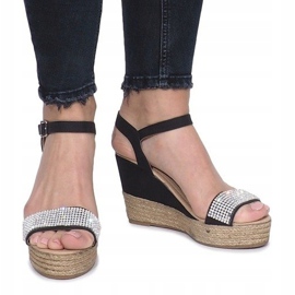 Schwarze Sandalen auf einem zarten Diamond Shine Keilabsatz 1