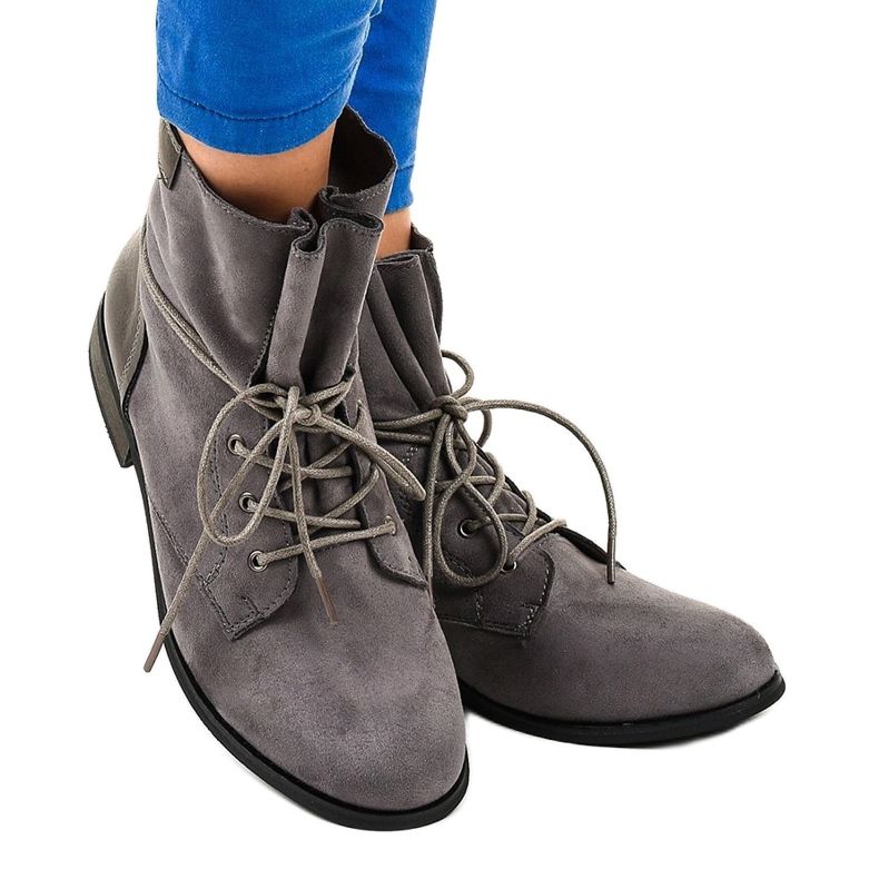 Ankle Boots aus grauem Wildleder mit flachem S83-Absatz 1