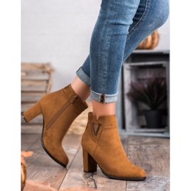 Vinceza Wildleder Booties auf einer Bar braun 1