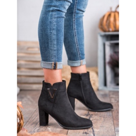 Vinceza Wildleder Booties auf einer Bar schwarz 2