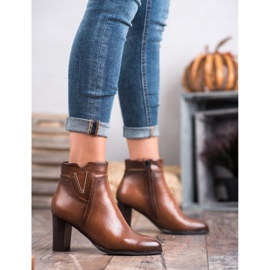 Vinceza braune Booties auf einem Pfosten 1