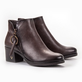 Vinceza braune Booties auf einem Pfosten 1