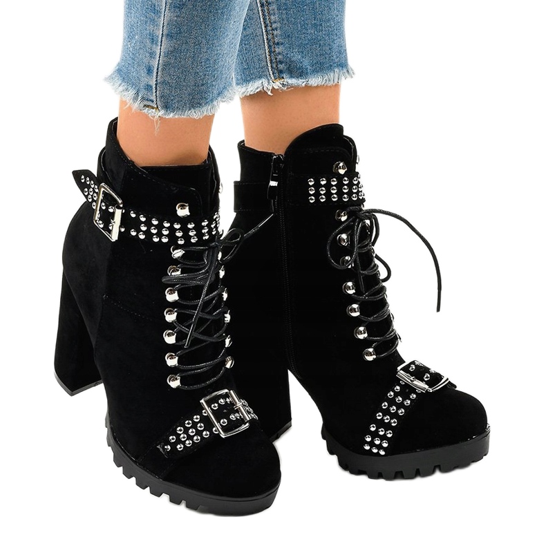 Schwarze Wildleder Stiefeletten am LS5071 Post 2