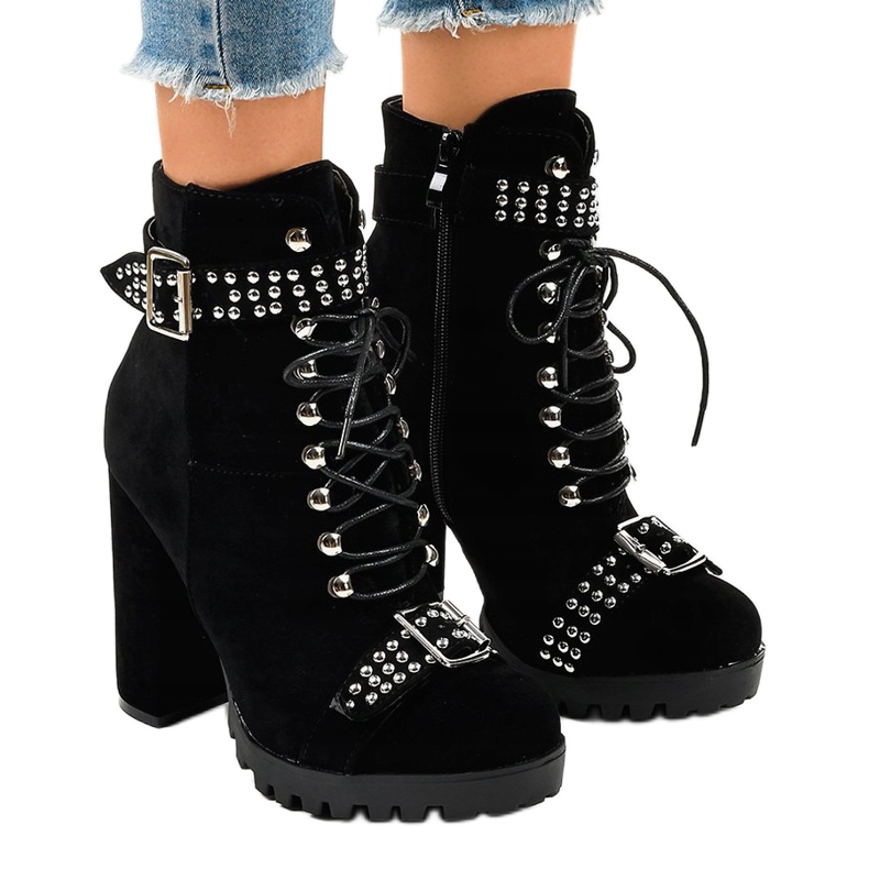 Schwarze Wildleder Stiefeletten am LS5071 Post 1