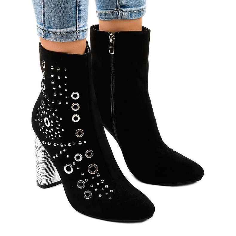 Schwarze Wildleder-Stiefeletten am AE28P-Pfosten 1