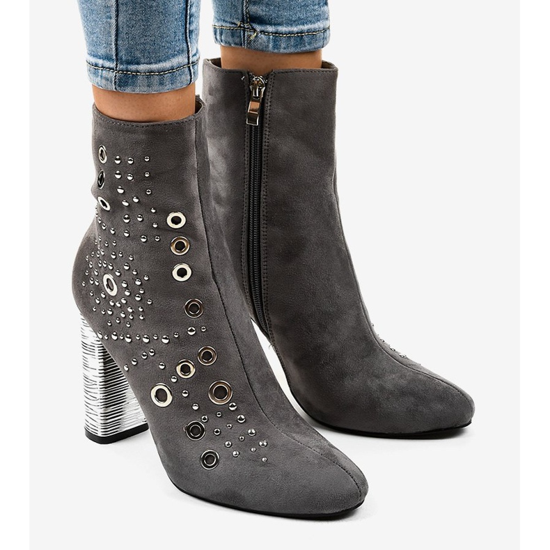 Graue Wildlederstiefel am AE28P-Pfosten 1