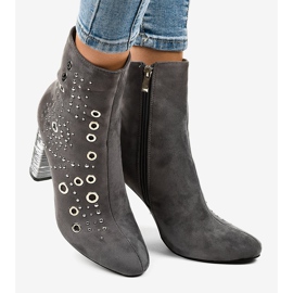 Graue Wildlederstiefel am AE28P-Pfosten 2