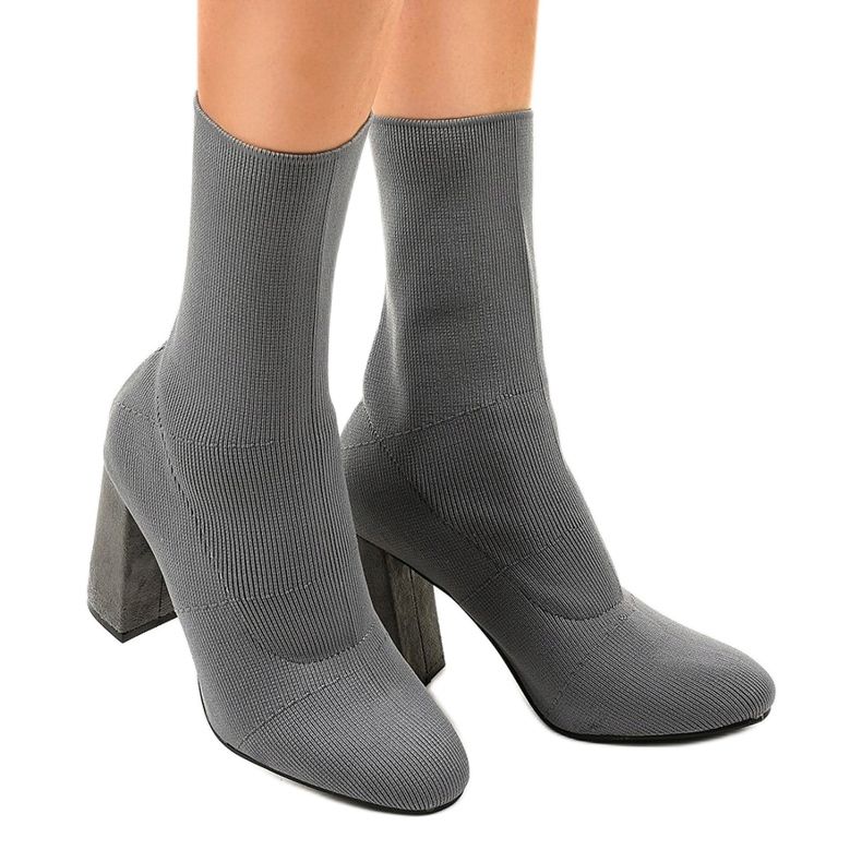 Graue Stiefel am QQ08-Pfosten 1