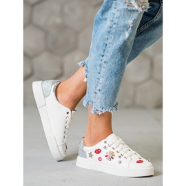 Bestelle Sportschuhe mit Patches weiß 1