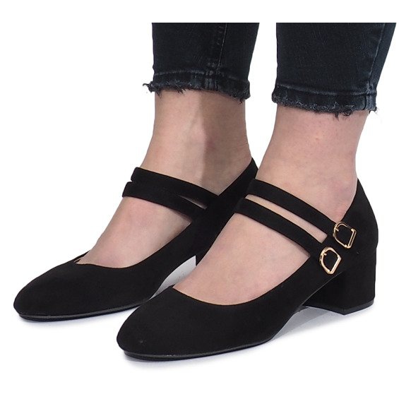 Schwarze Pumps am Tamara-Pfosten 1