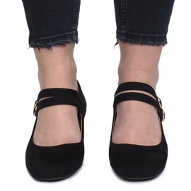 Schwarze Pumps am Tamara-Pfosten 2