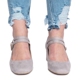 Graue Pumps am Tamara-Pfosten 1