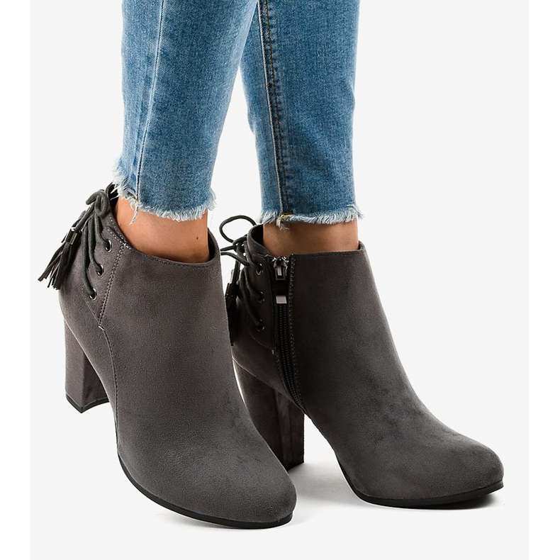 Graue Wildlederstiefel am JA75 Post 2