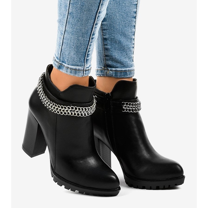 Schwarze Stiefel am Pfosten mit einer Kette 13X992-51A 1