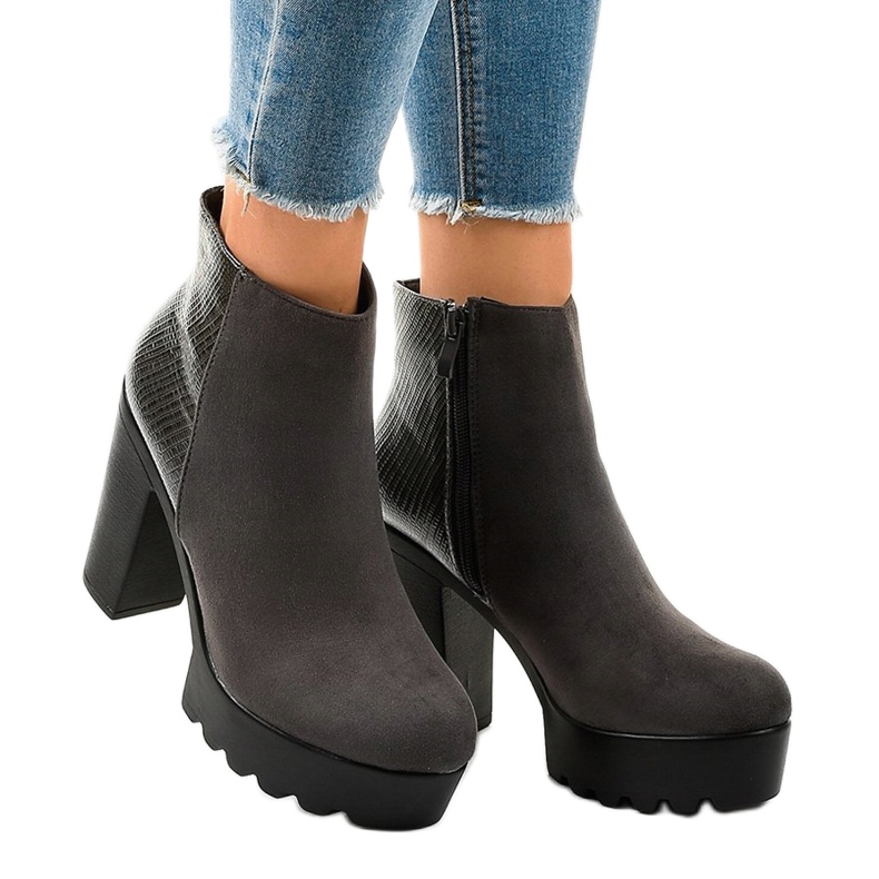 Graue Damenstiefel auf der Post A371-2 1