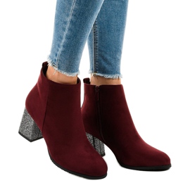 Maroon Wildlederstiefel auf dem DS00055 Post rot 2