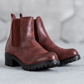 Jennika Stiefel auf der Plattform rot 1