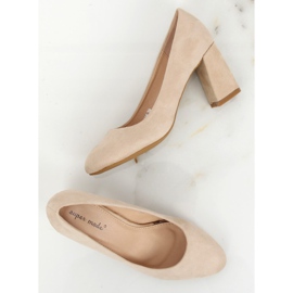 Pumps auf einem beigen 7436 Cream II-GAT Post 1