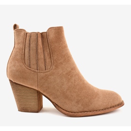 Beige Wildlederstiefel am SA-3338 Post 2