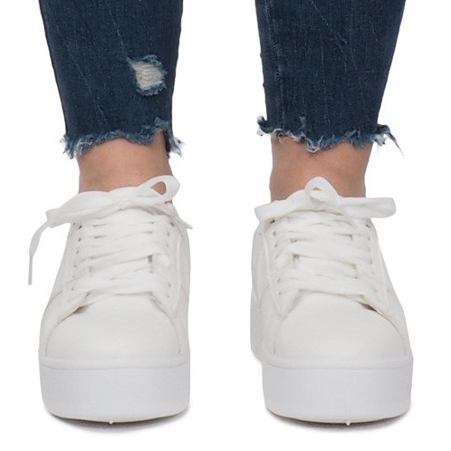 Weiße Sneaker auf der Livet De Lux Plattform 1