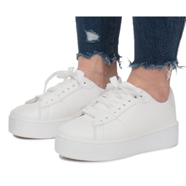 Weiße Sneaker auf der Livet De Lux Plattform 2