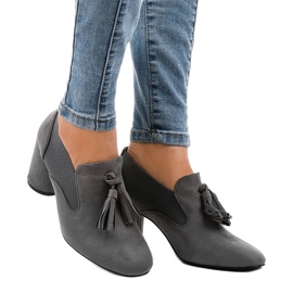 Graue Wildleder-Pumps am LL-97P-Pfosten 1