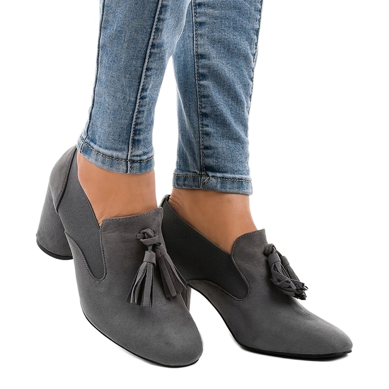 Graue Wildleder-Pumps am LL-97P-Pfosten 1