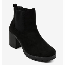 Schwarze Stiefeletten am B3000-KB Pfosten 1