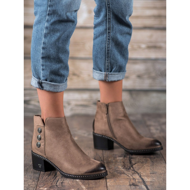 Vinceza Wildleder Booties auf einer Bar braun 1