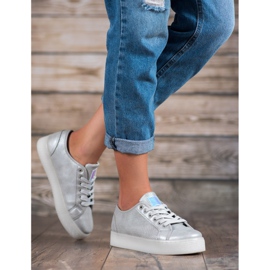 Silberne Turnschuhe grau 2