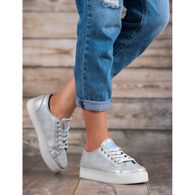 Silberne Turnschuhe grau 2